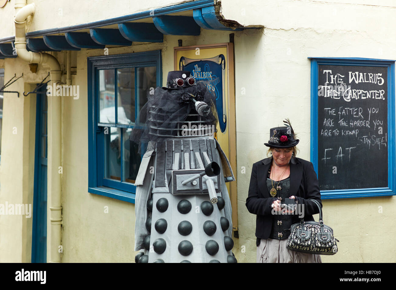 Steampunk-paar in Whitby ein verkleidet als ein Dalek Stockfoto