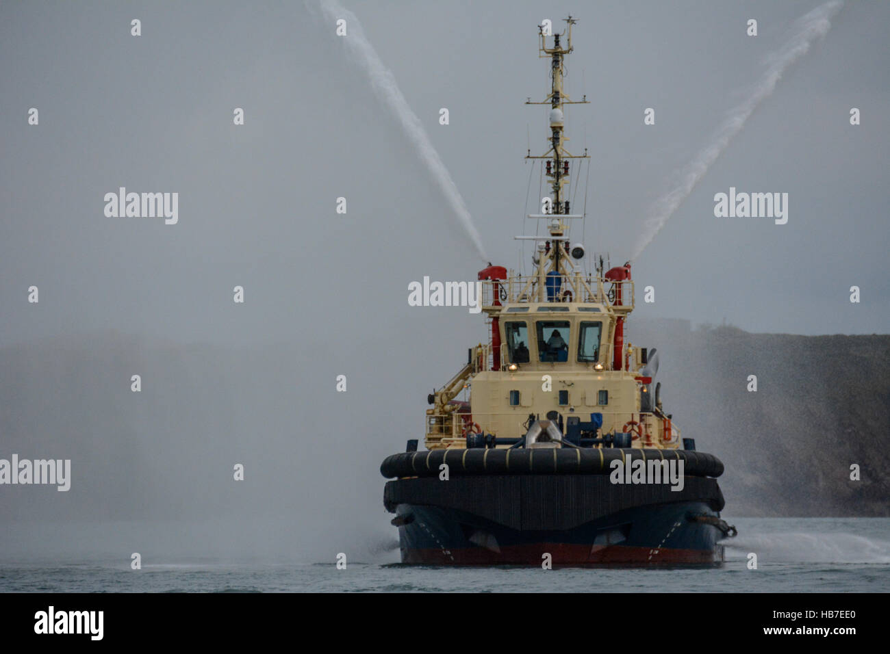 Ein Schlepper Tests der Brandschutzanlagen. Die großen Jets erstellen Wasser Nebel so dicht Es ist schwer zu sehen durch Stockfoto