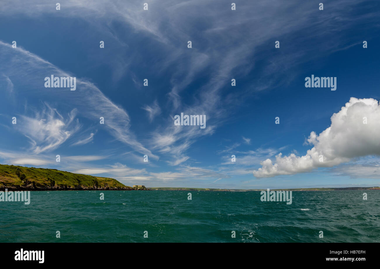 Segeln in Pembrokeshire. Nach der Küste an einem schönen Tag mit hübschen Cirrus und cumulus Wolken mit viel Blau. Stockfoto