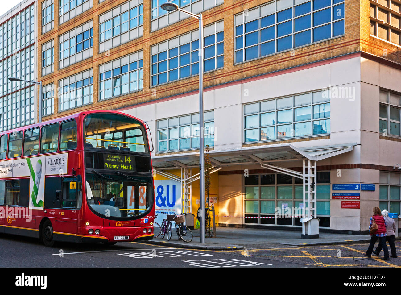 Chelsea und Westminster Hospital in Fulham Road, Chelsea, London mit London Bus Stockfoto