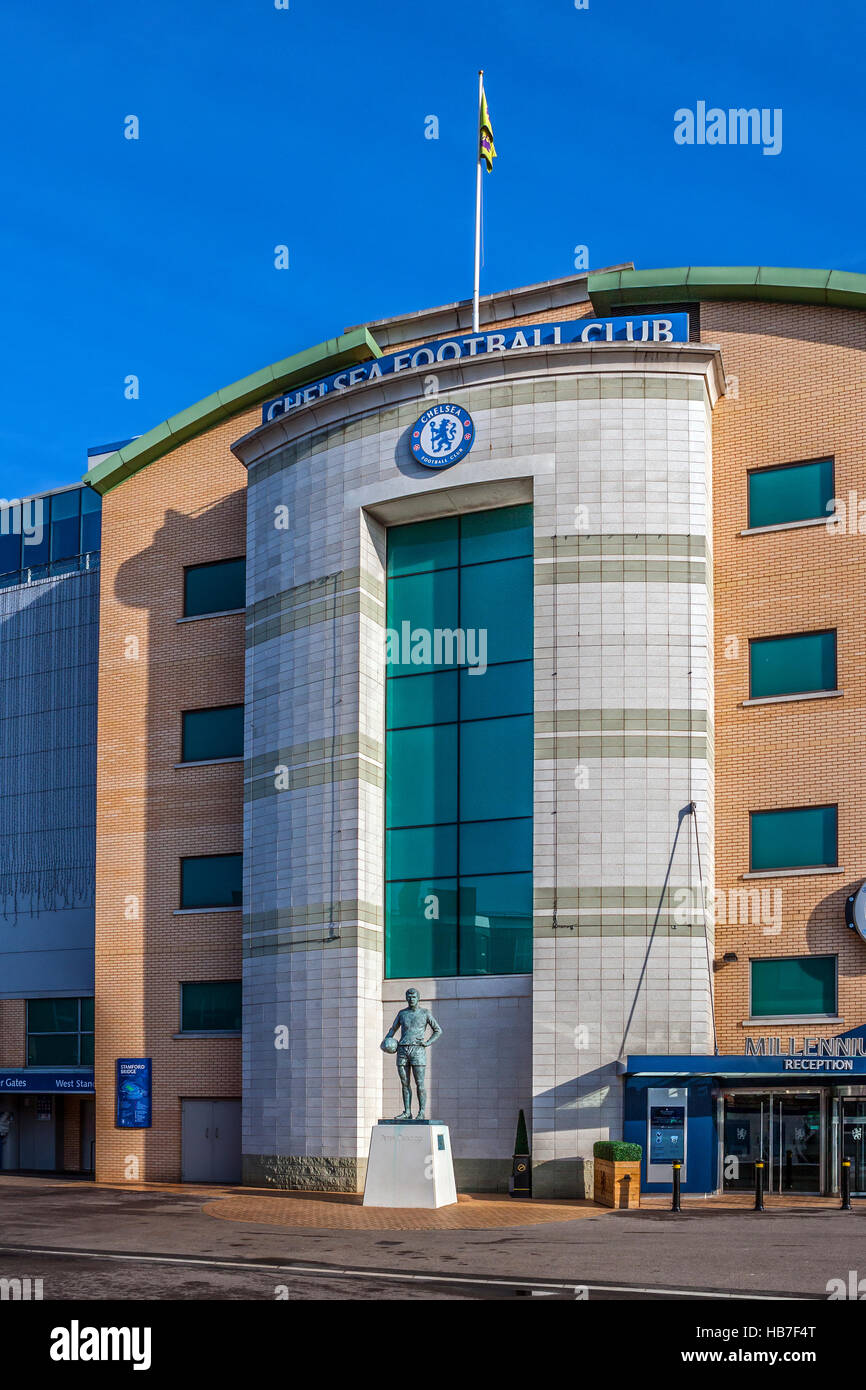 Chelsea Football Club mit Statue von Peter Osgood, Chelsea, London Stockfoto