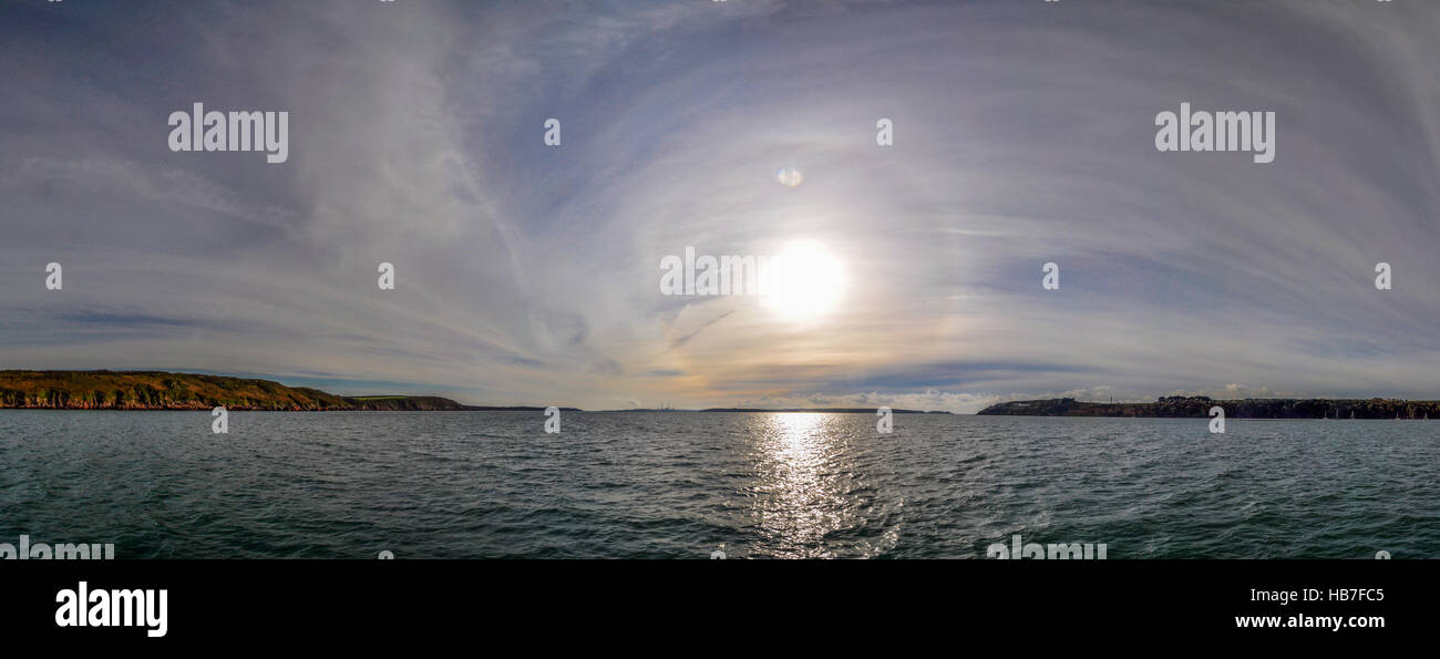 Interessante Wolken und Himmel in einem Panoramablick nach Osten bis Milford Haven von Dale. Stockfoto