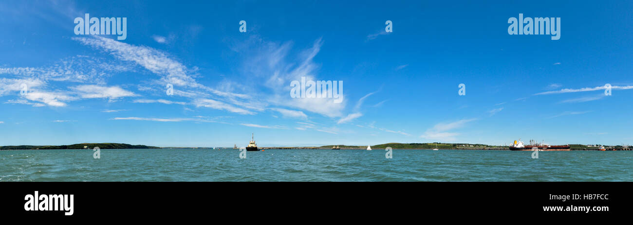 Panoramaaussicht auf der Suche Milford Haven mit Winkel Bucht auf der linken und die Puma Terminal am Milford Haven auf der rechten Seite Stockfoto
