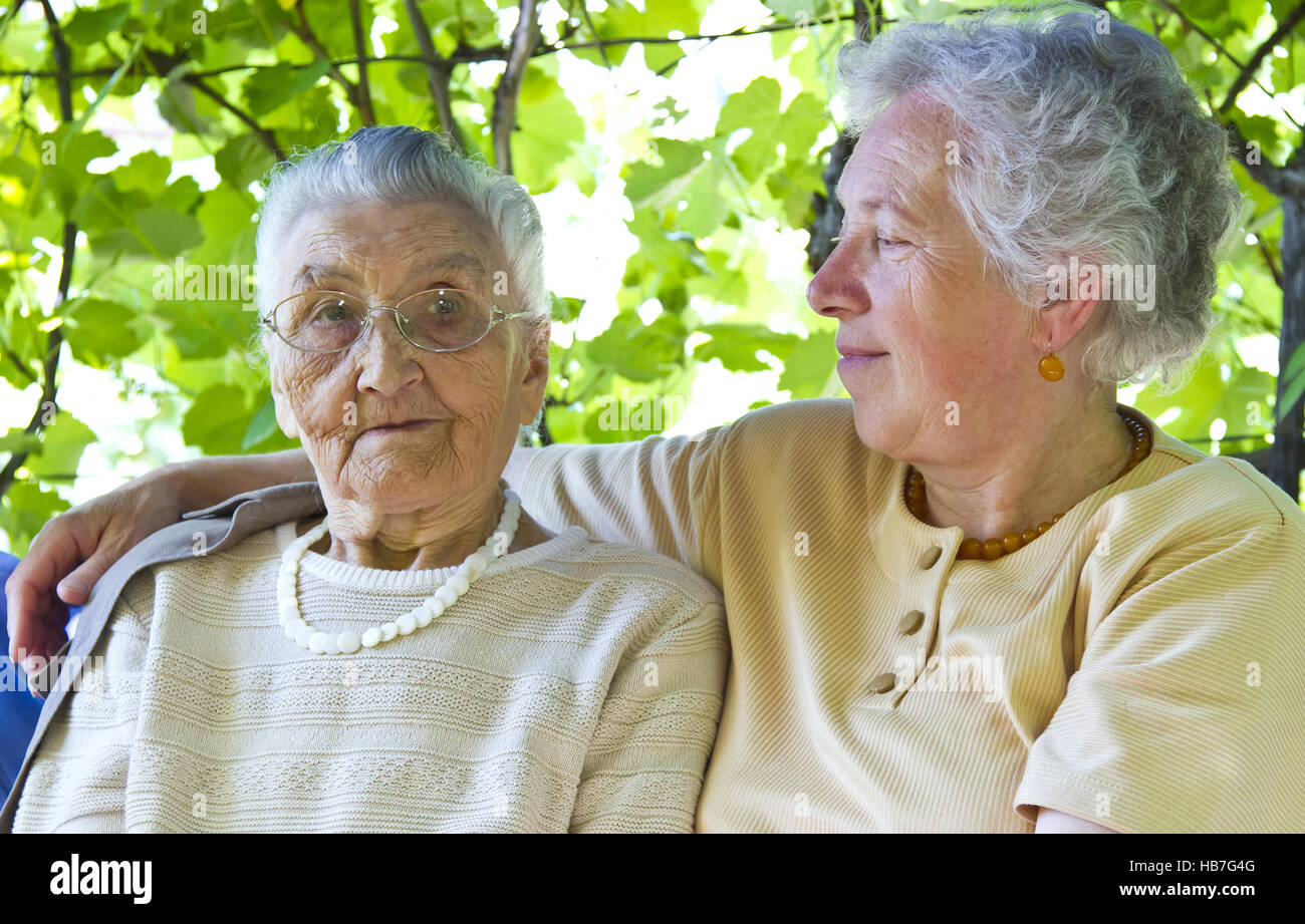 alte Mutter und Großmutter umarmen Stockfotografie - Alamy