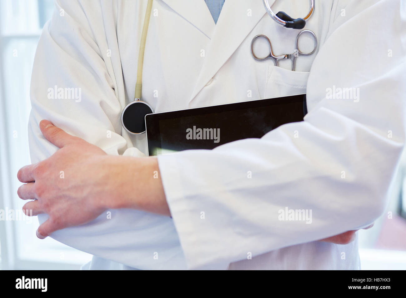 Arzt mit Tablet und medizinische Instrumente Stockfoto