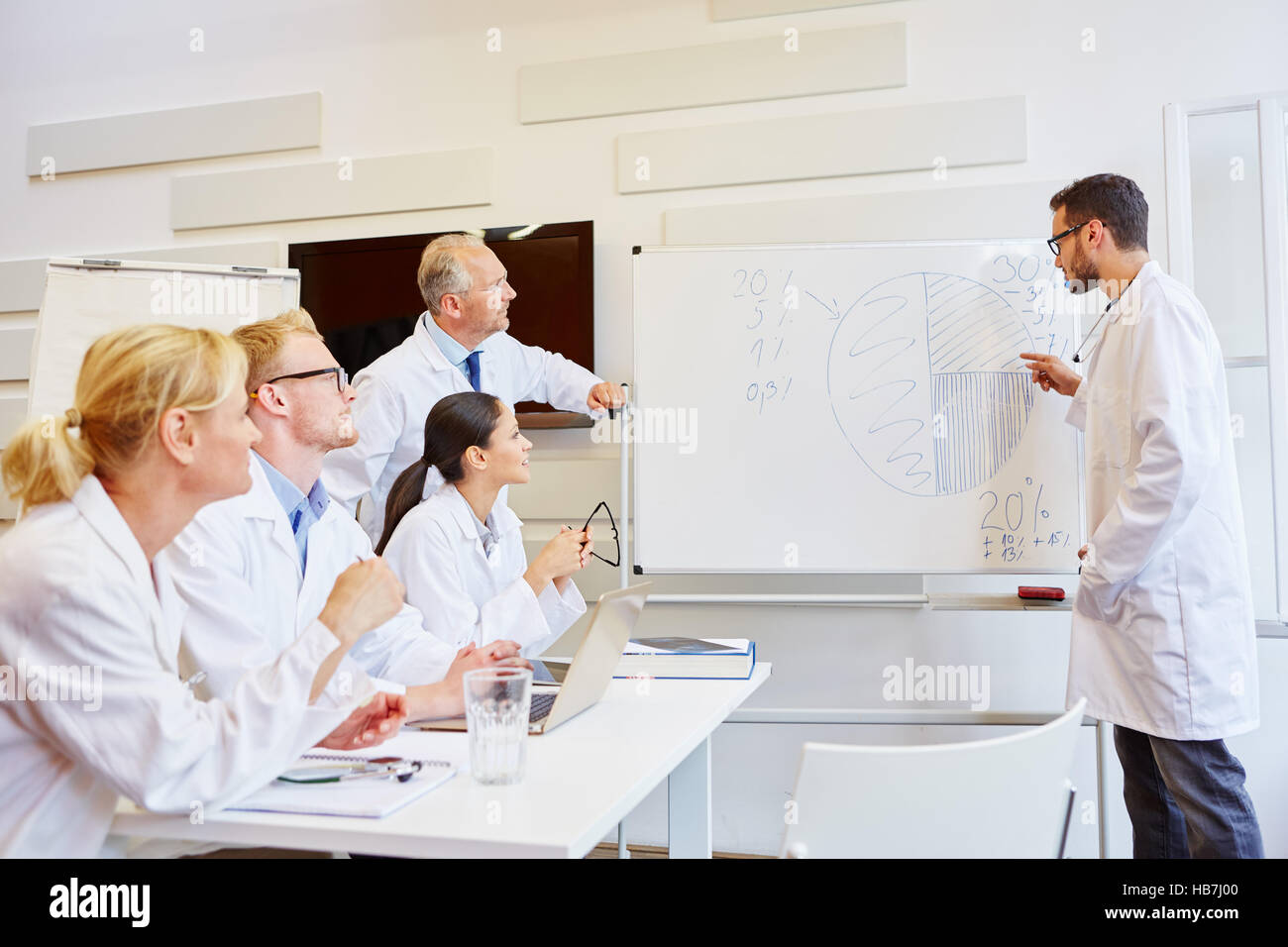 Ärzte, die Präsentation von Ergebnissen in medizinischen seminar Stockfoto
