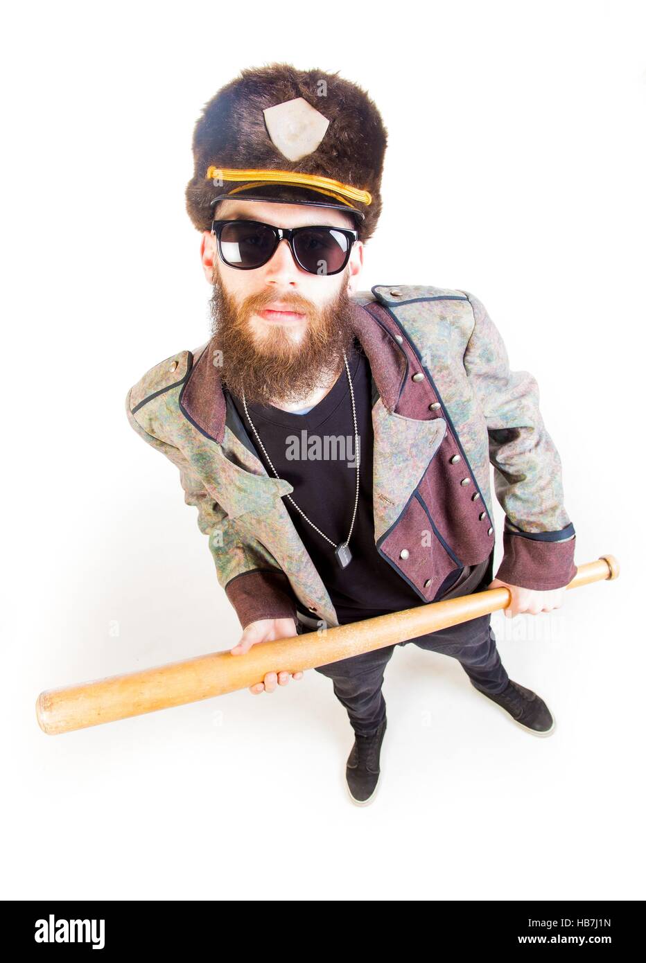 Lustiger Mann gekleidet seltsam halten eine Fledermaus. Stockfoto