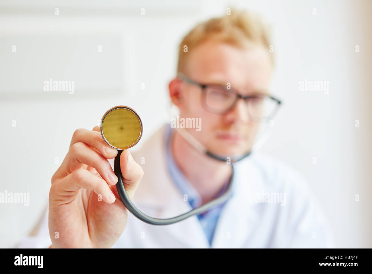 Arzt mit Stethoskop für Gesundheit Diagnosen geben Stockfoto