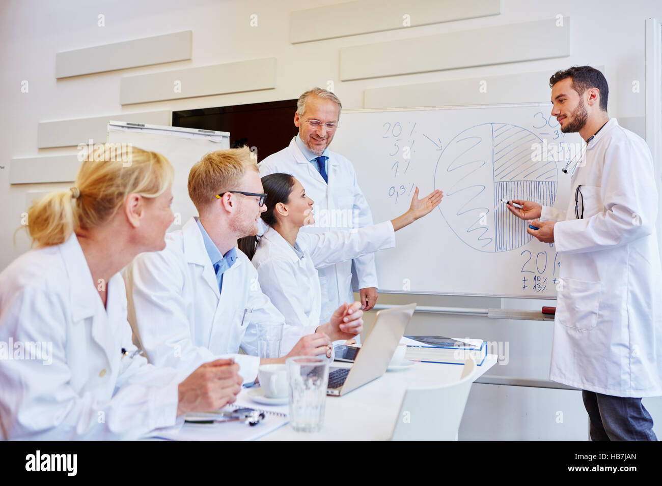 Medizinisches Seminar mit Ärzten, die Analyse von Grafiken Stockfoto