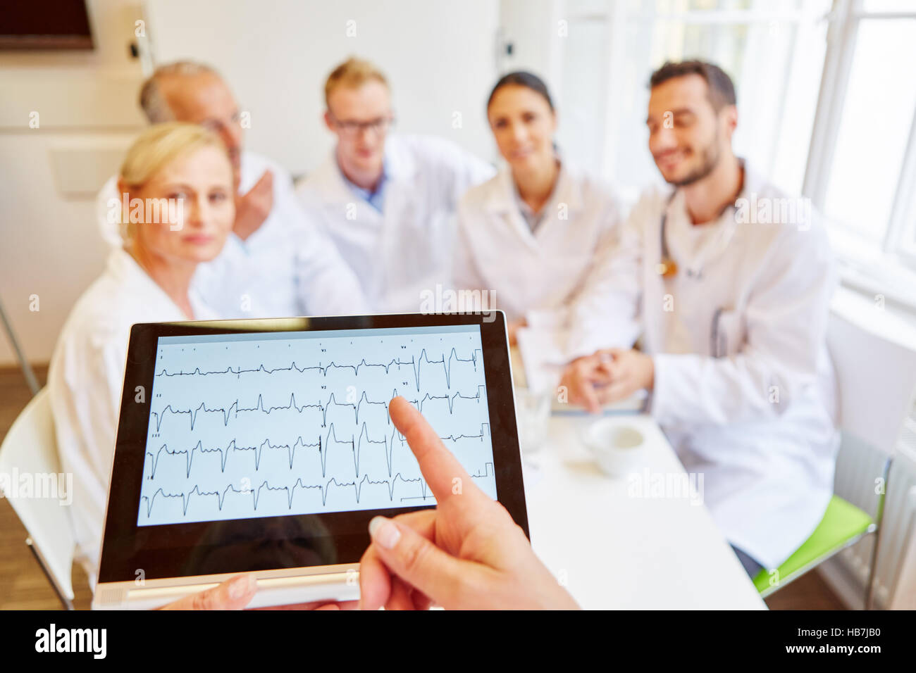 Herzfrequenz-Diskussion mit ECG Entdeckungen in Ärzte treffen Stockfoto