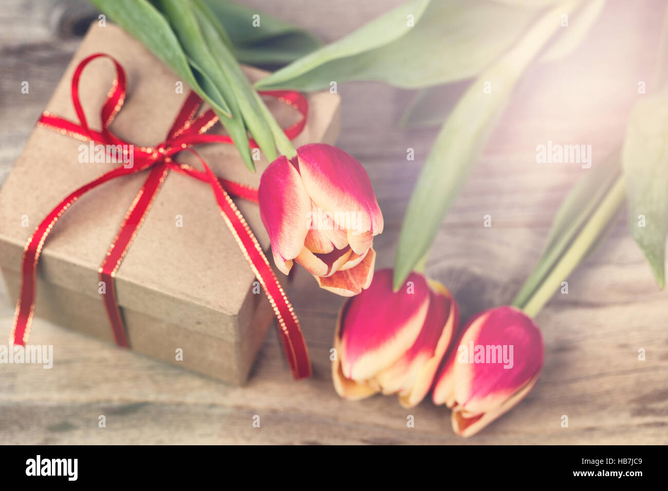 Romanze mit Blumen und Geschenk Stockfoto