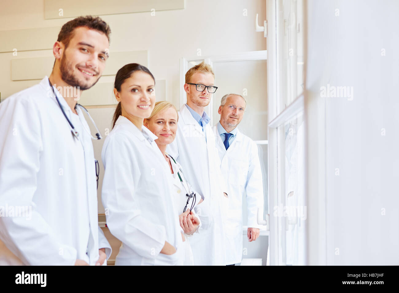 Team von Ärzten im Krankenhaus mit Fachärzte und Assistenten Stockfoto
