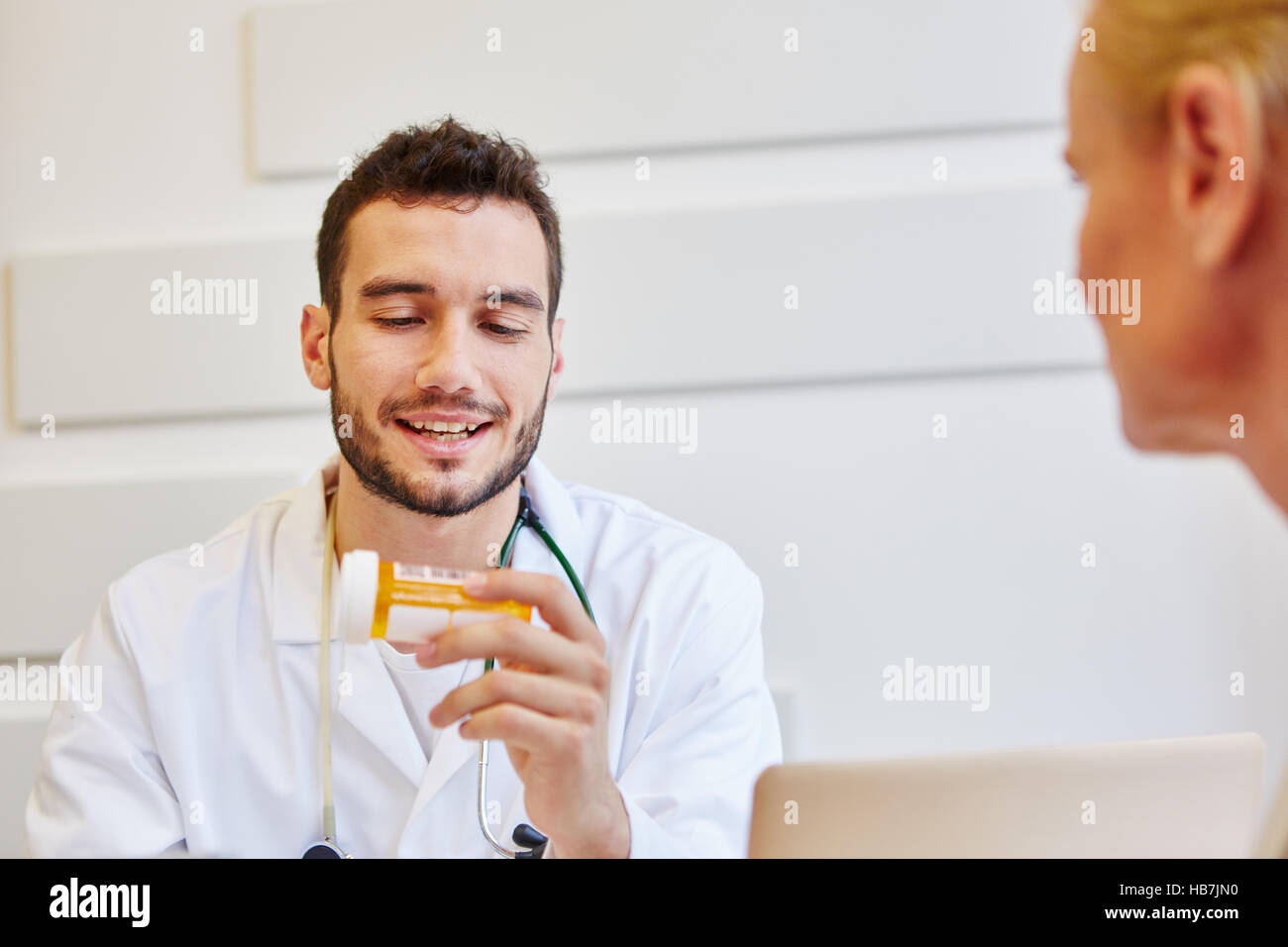 Zuständigen Arzt gibt Medikament für Patienten und berät Stockfoto