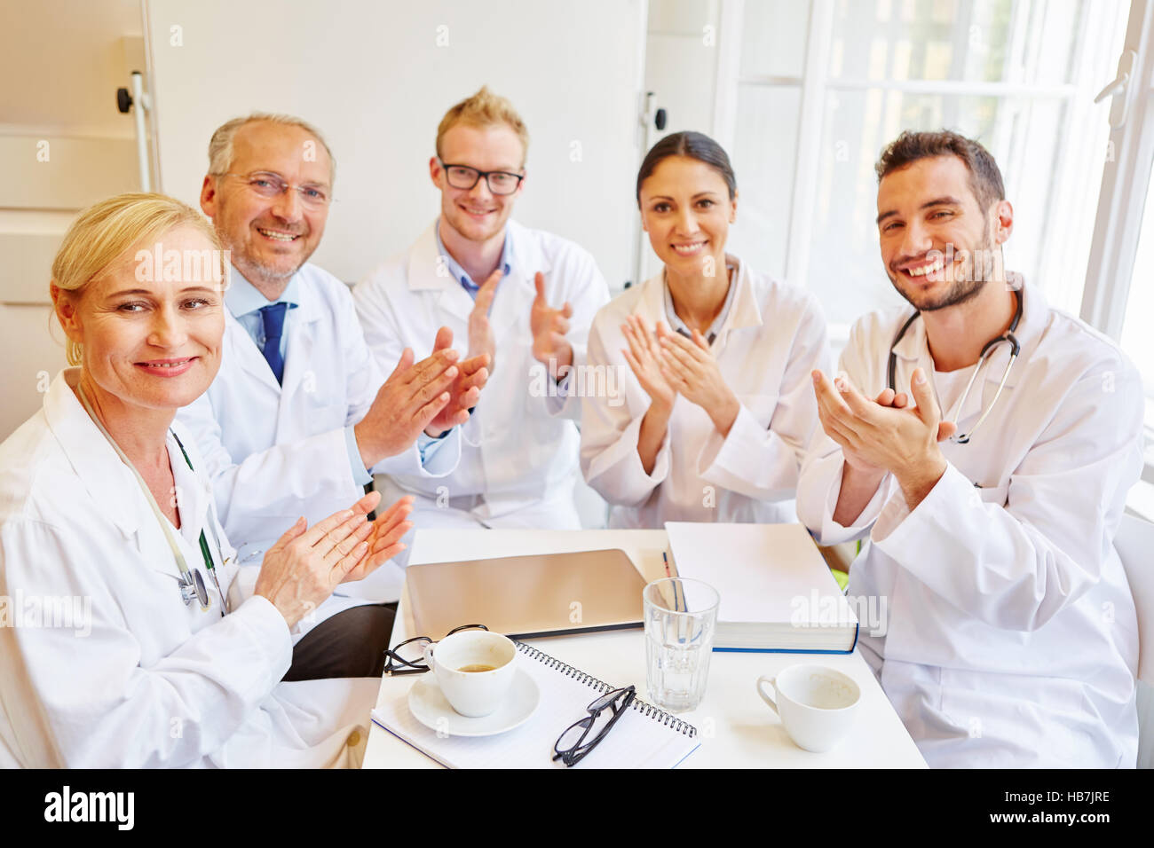 Erfolgreiche Ärzte applaudieren als team Stockfoto