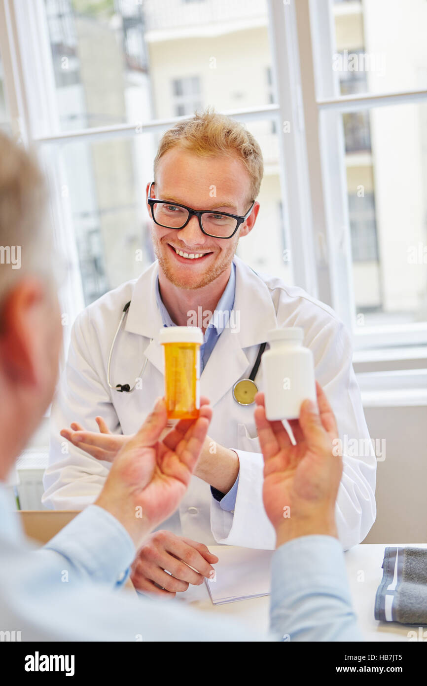 Freundlich und nett Arzt Patienten Beratung über Arzneimittel Stockfoto