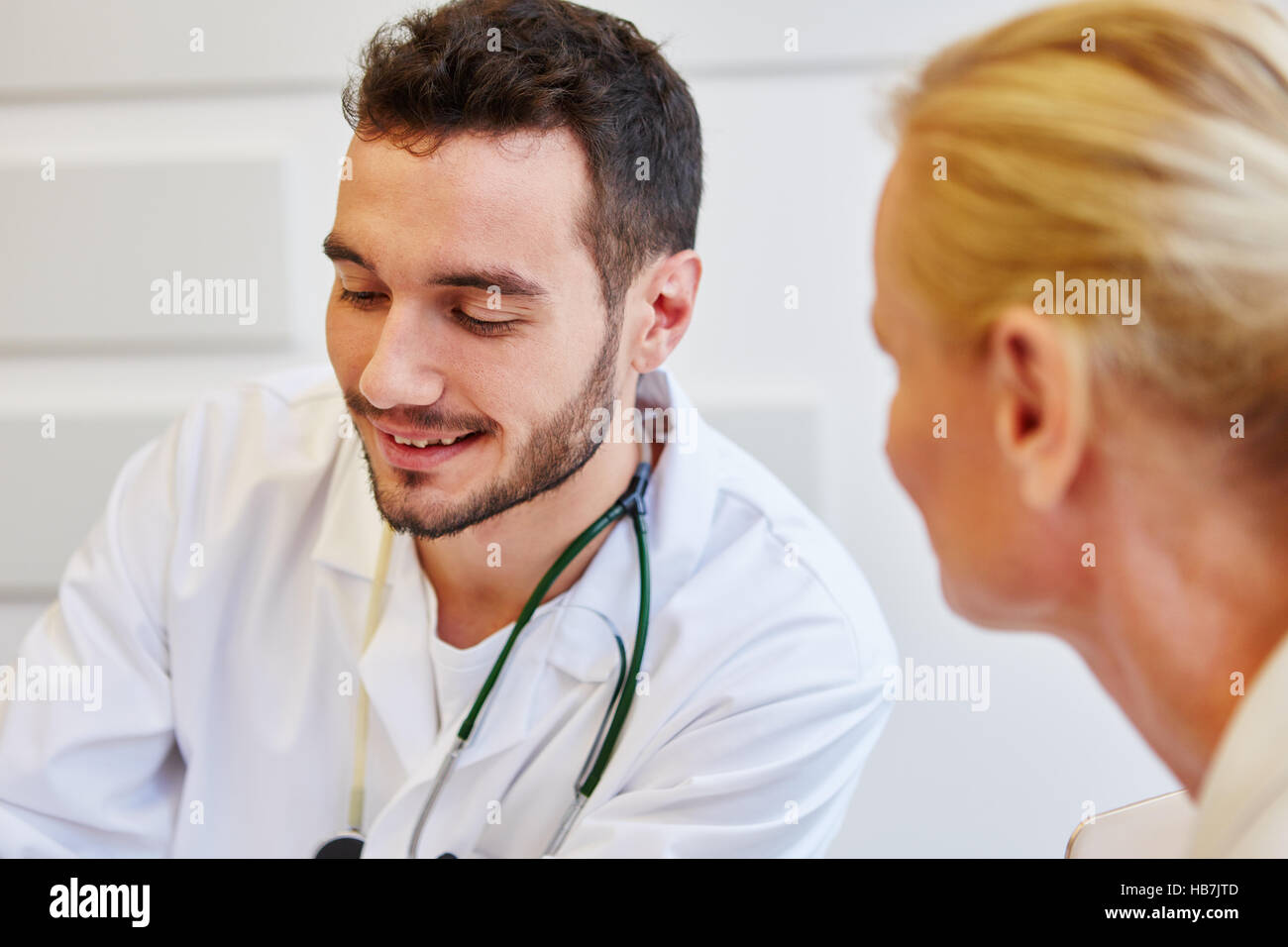 Allgemeinmediziner in Absprache mit älteren Patienten Stockfoto