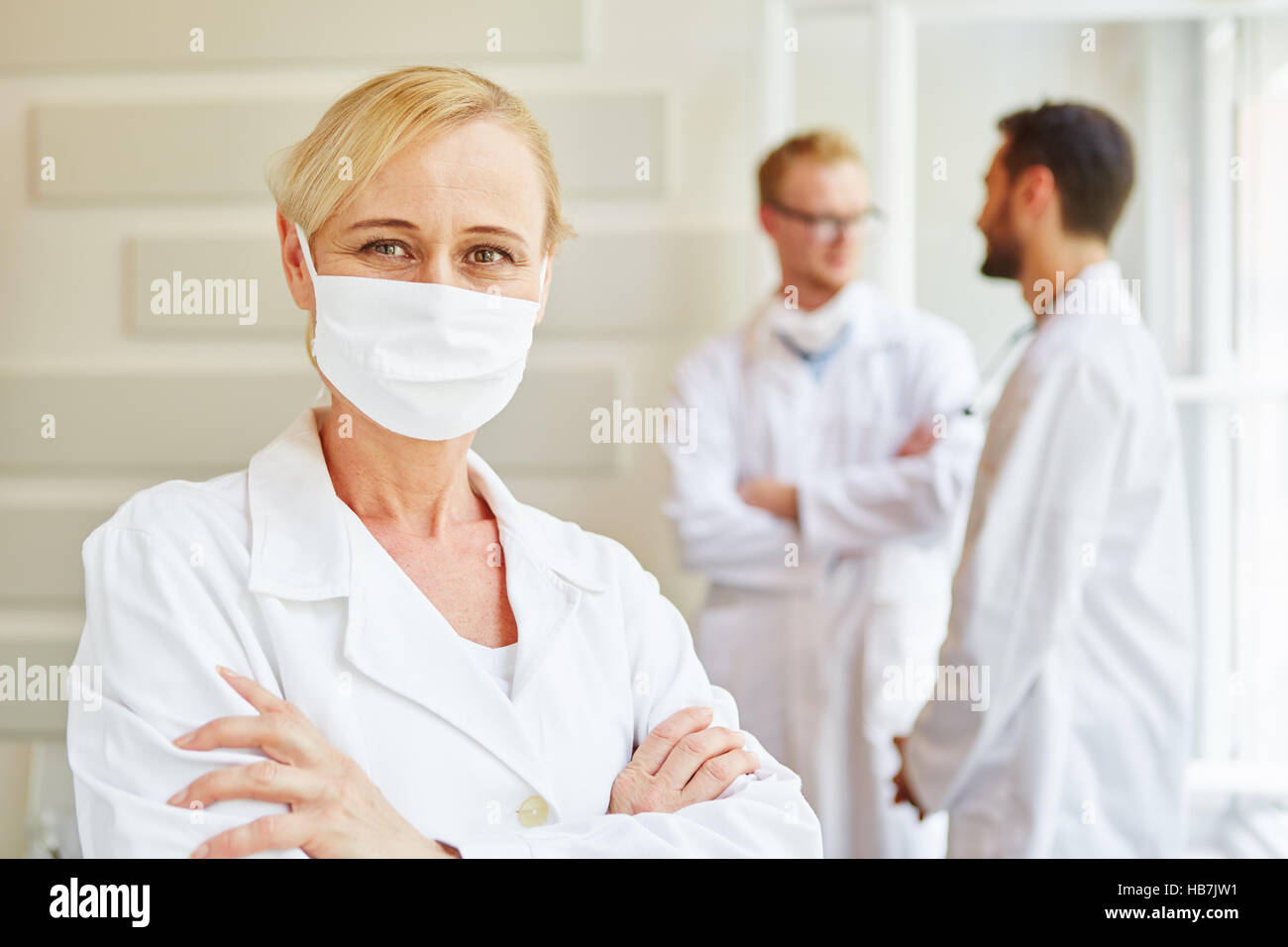Selbst sicher Arzt mit Mundschutz Stockfoto