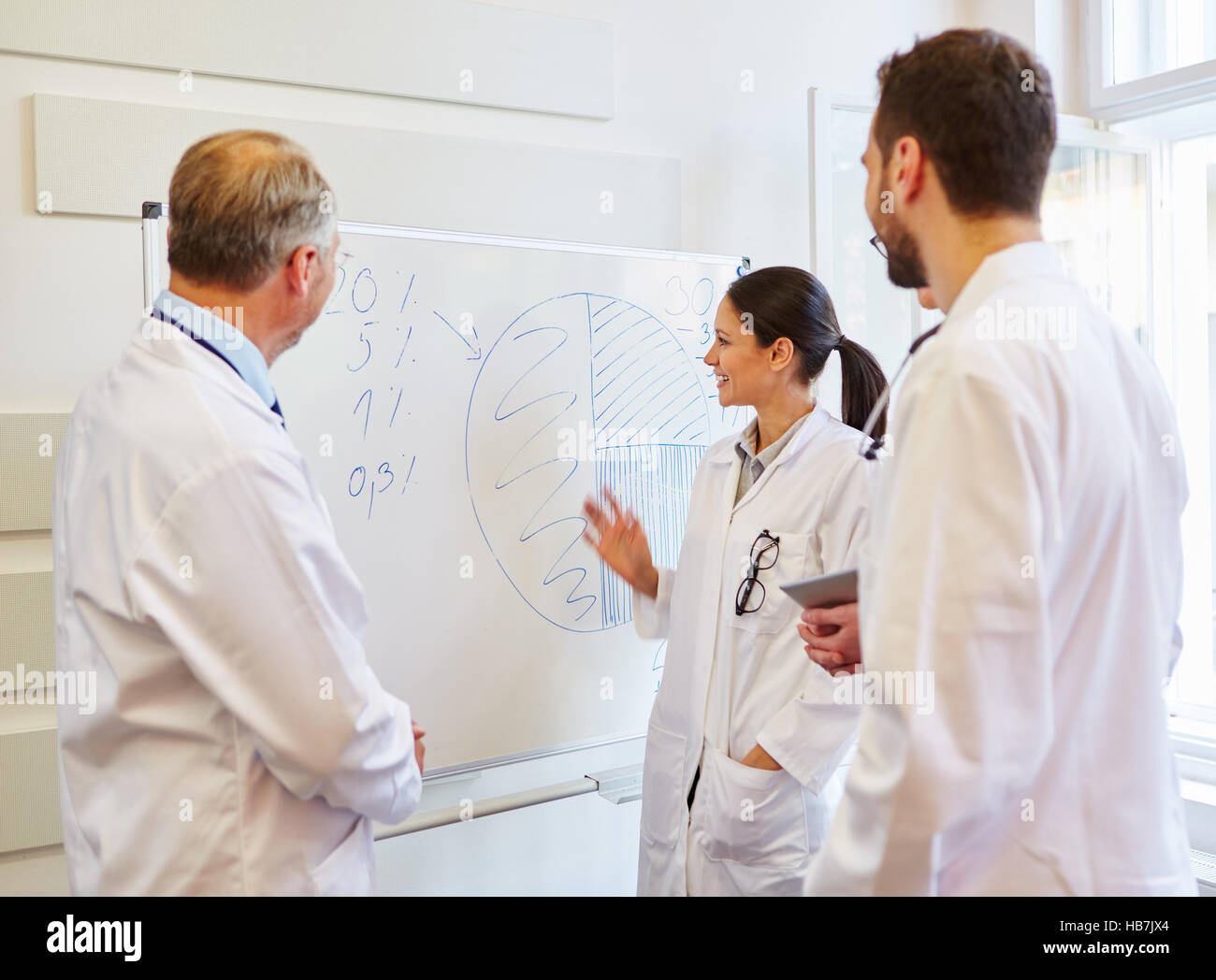 Arzt macht medizinische Präsentation mit Flipchart und Statistiken Stockfoto