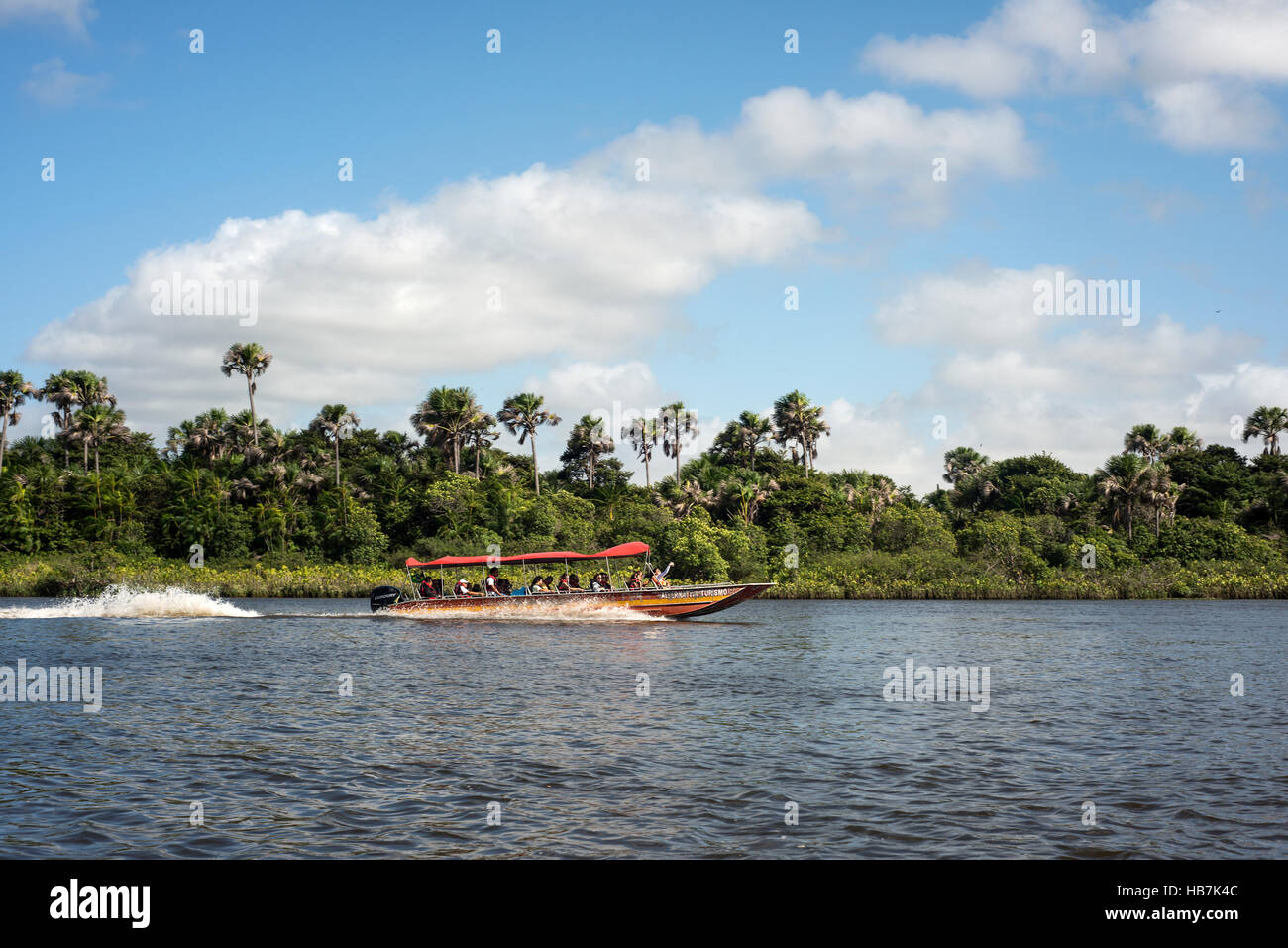 Lagunen, Brasilien - 14. Juli 2016: Touristen haben einen Ausflug auf dem Fluss Rio Preguica, Maranhao, Norden Brasiliens in den Regenwäldern Stockfoto