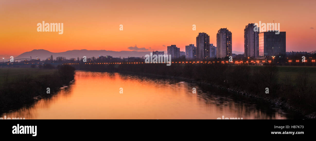 Fluss Sava von der Brücke der Freiheit in Zagreb, Kroatien Stockfoto