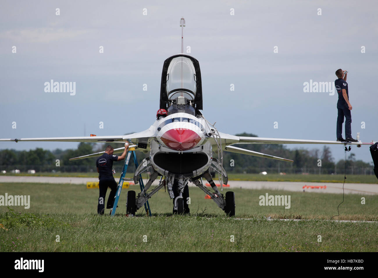 USAF f-16 Flugzeugen der Thunderbirds Air Demonstration Squadron in der Luft für eine Kunstflug-Leistung wird abgerufen Stockfoto