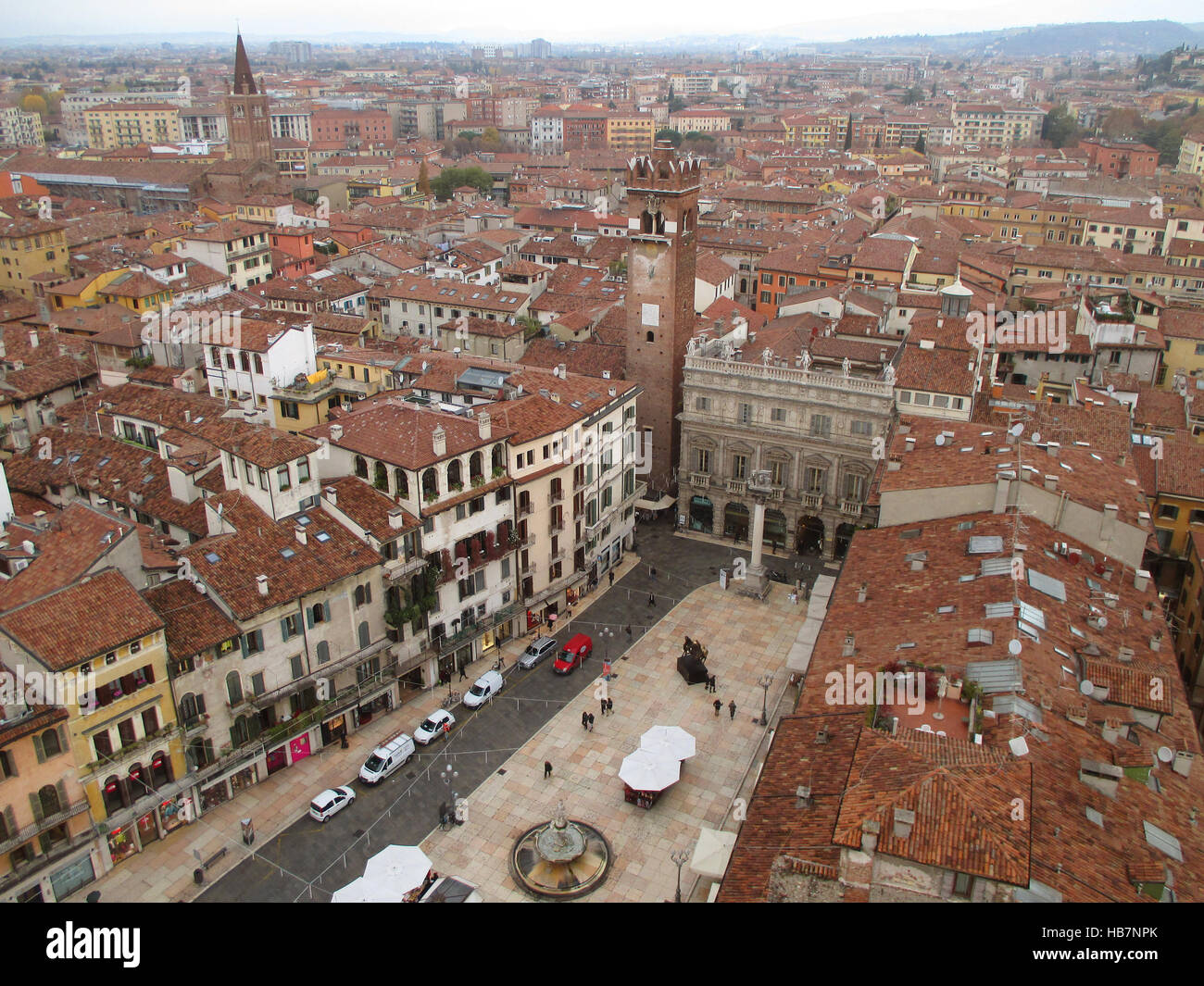 Beeindruckende Piazza Delle Erbe Square gesehen vom Turm Torre dei Lamberti, Verona in Norditalien Stockfoto