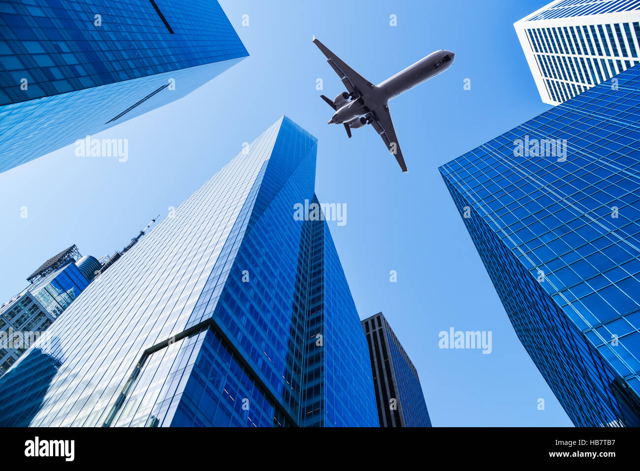 Flugzeug über Bürogebäude Stockfoto