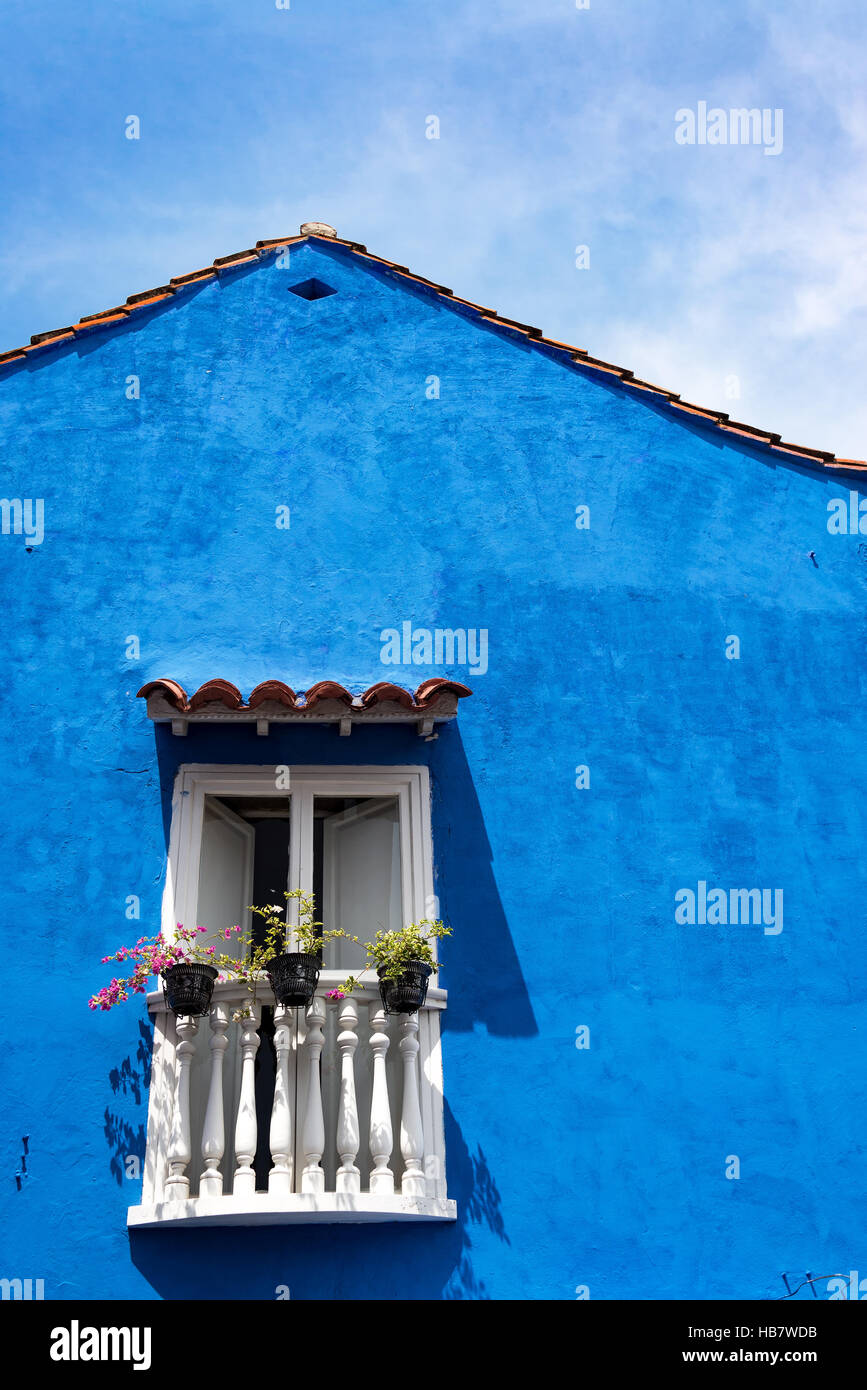 Blaue Kolonialarchitektur in Cartagena/Kolumbien mit einem schönen blauen Himmel Stockfoto