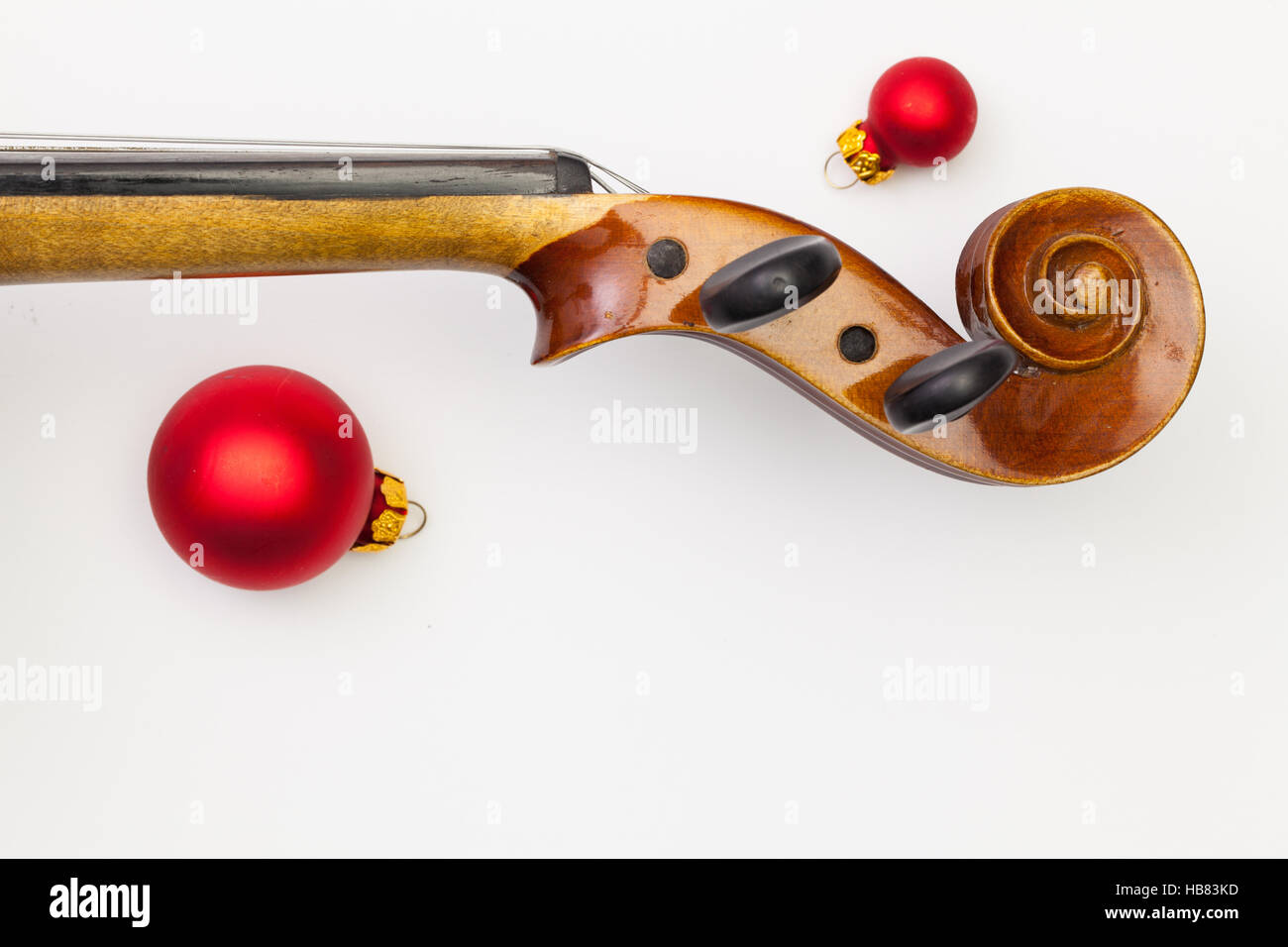 Ansicht von oben bis erschossen in der Nähe der alten Violine und Weihnachtsdekoration. Flach legen Bild Stockfoto