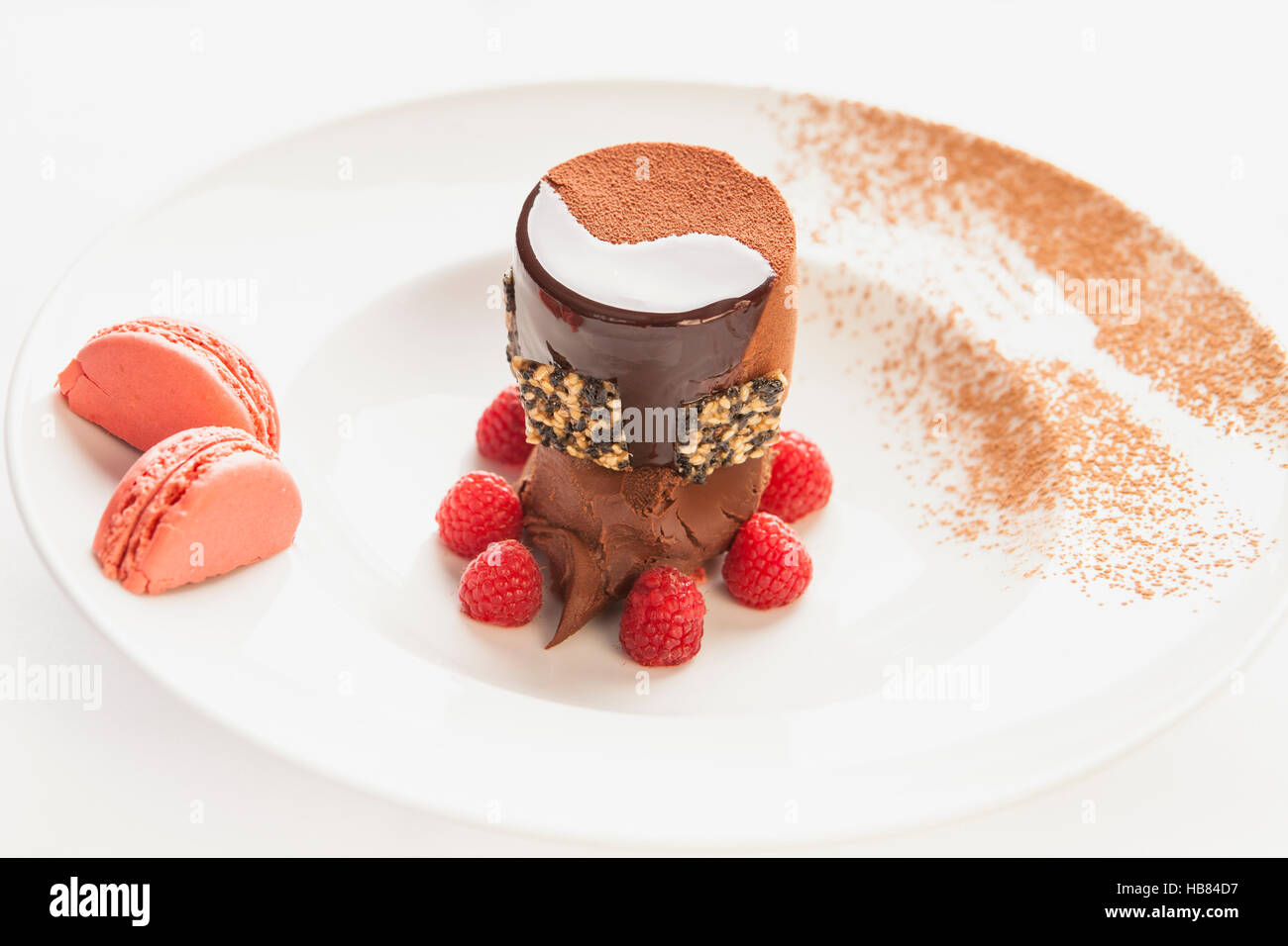 Schokoladen-Ganache, Schokoladeneis, Himbeeren und Makronen Stockfoto