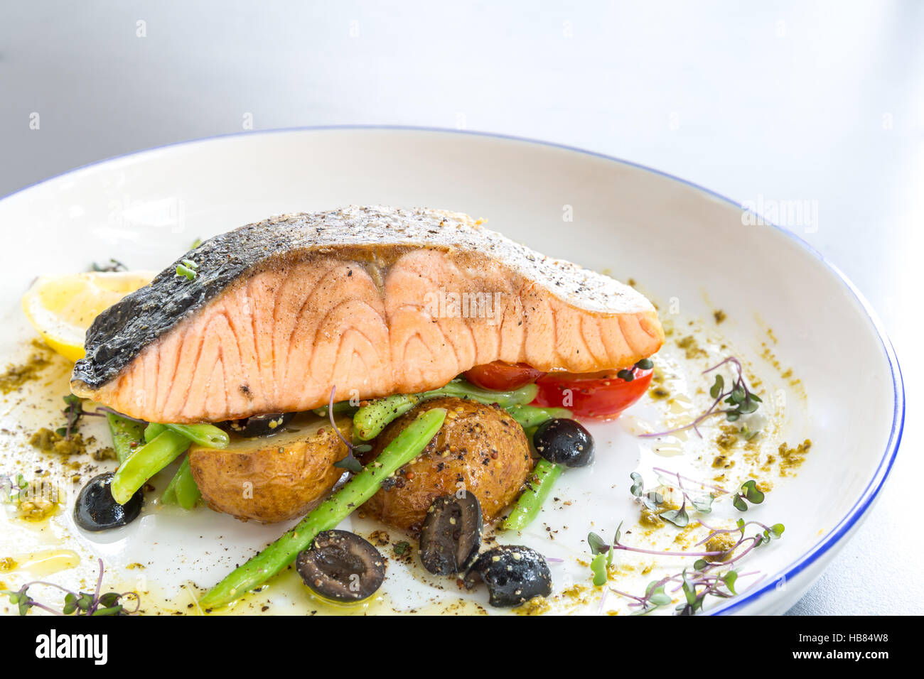 Gegrilltes Lachssteak pesto Stockfoto