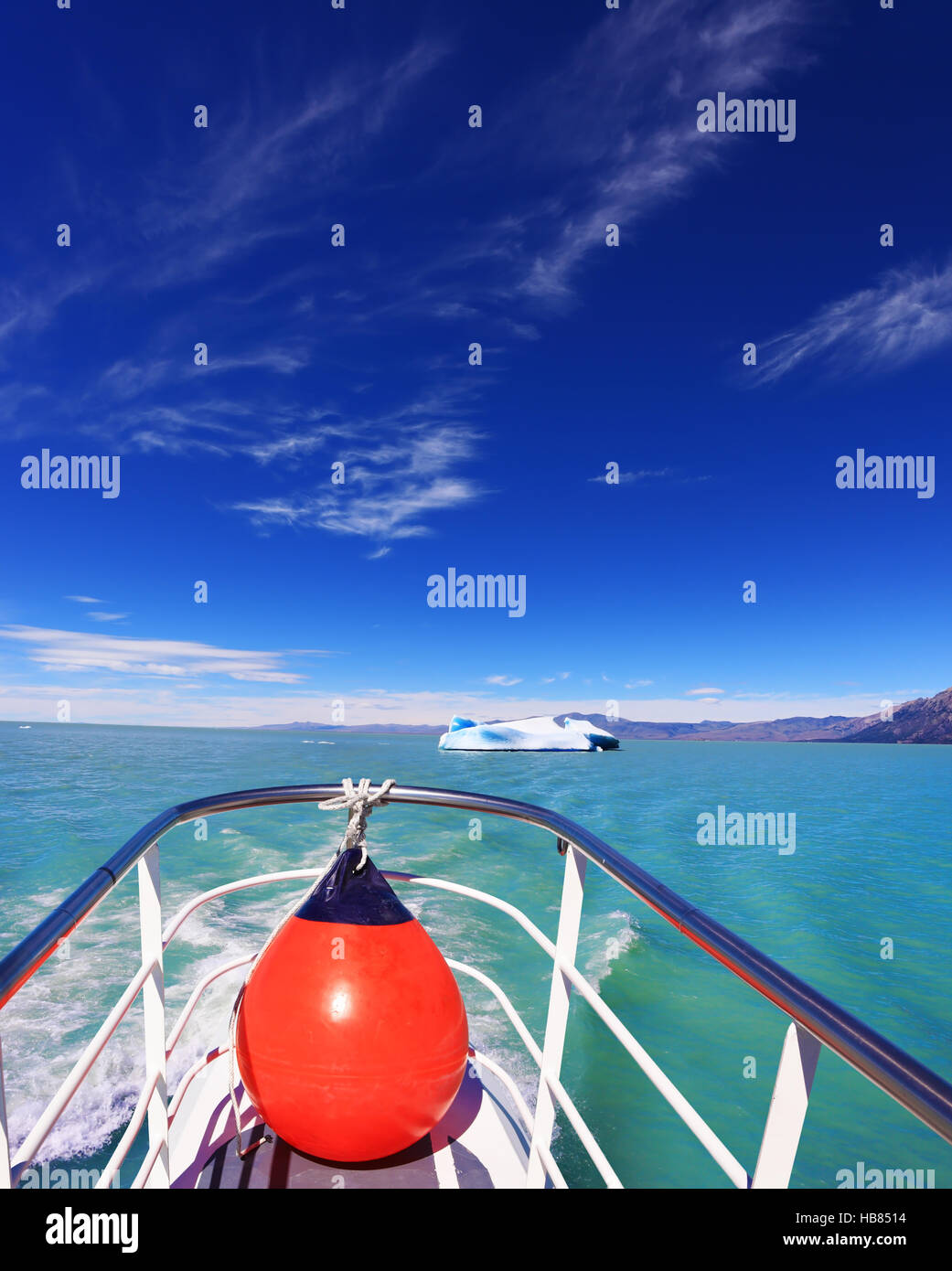 Das Touristenboot auf See Viedma Stockfoto