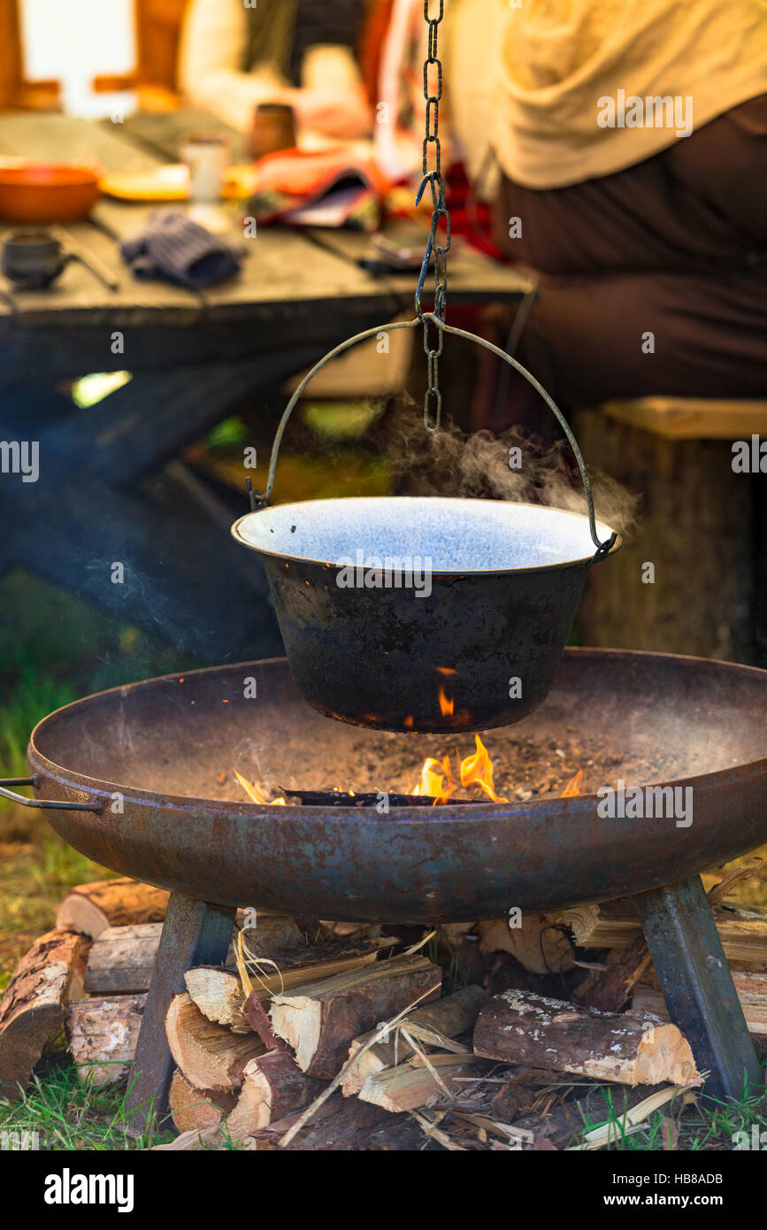 Kochen über dem Feuer Stockfoto