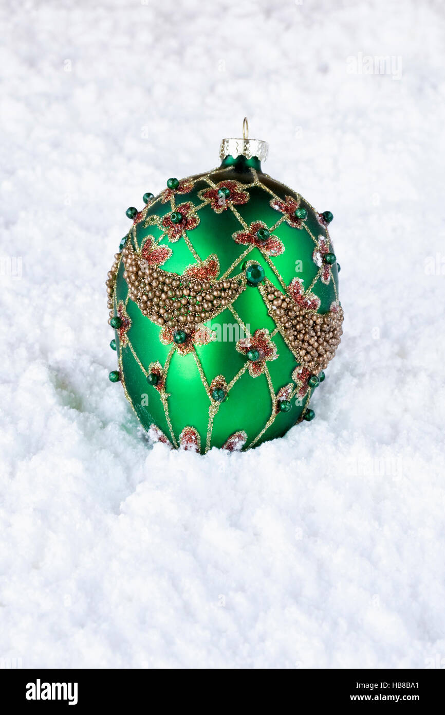 Dekorative Kugel im Schnee liegen. Stockfoto