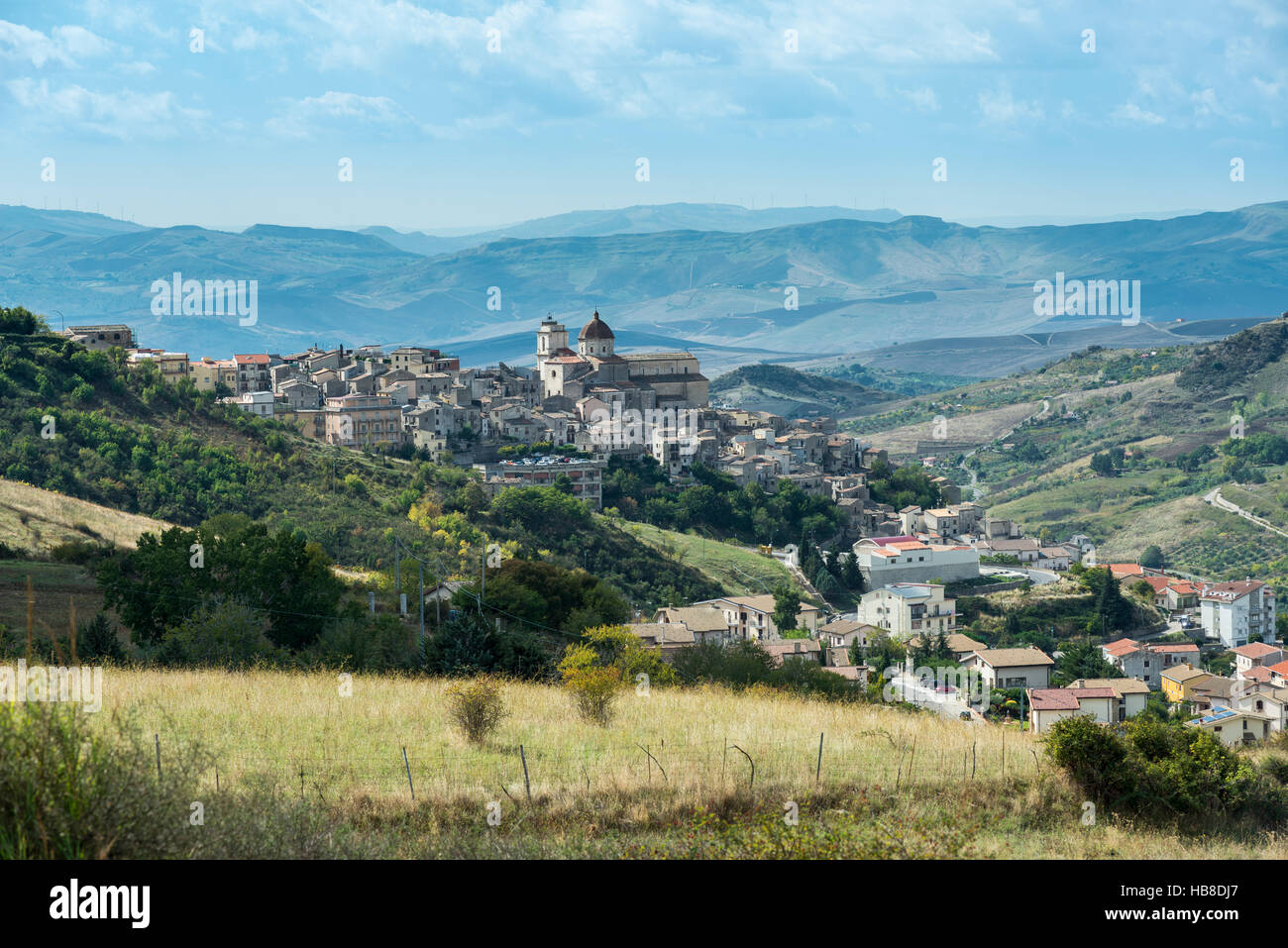 Stadt von Petralia Sottana vor Madonie-Gebirge, Sizilien, Italien Stockfoto