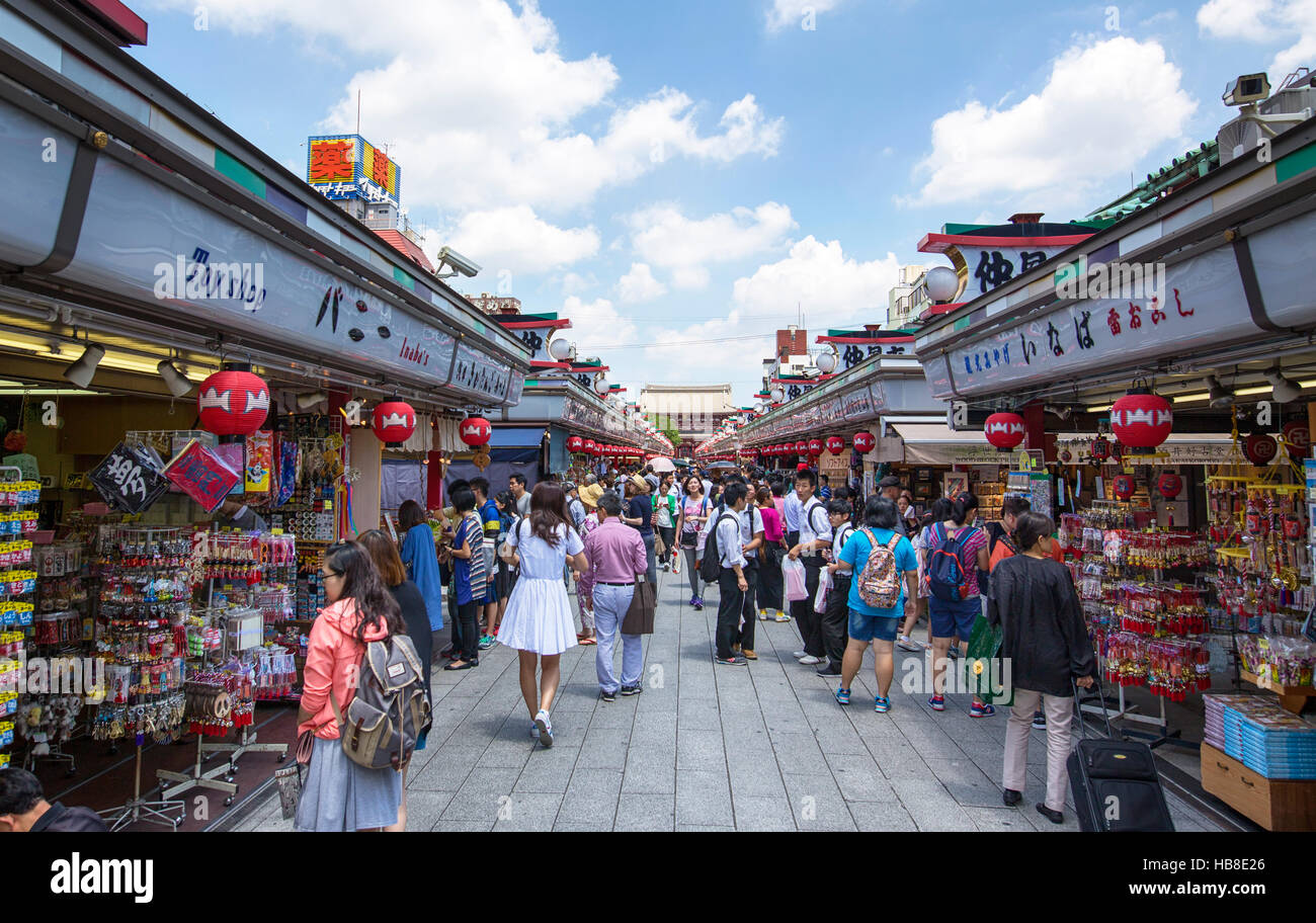 TOKYO, JAPAN - 10. Juni 2016: Touristen gehen auf Nakamise Dori in Sensoji Schrein. Traditionelle, lokale Snacks und touristische Souvenirs sind für Besucher Stockfoto