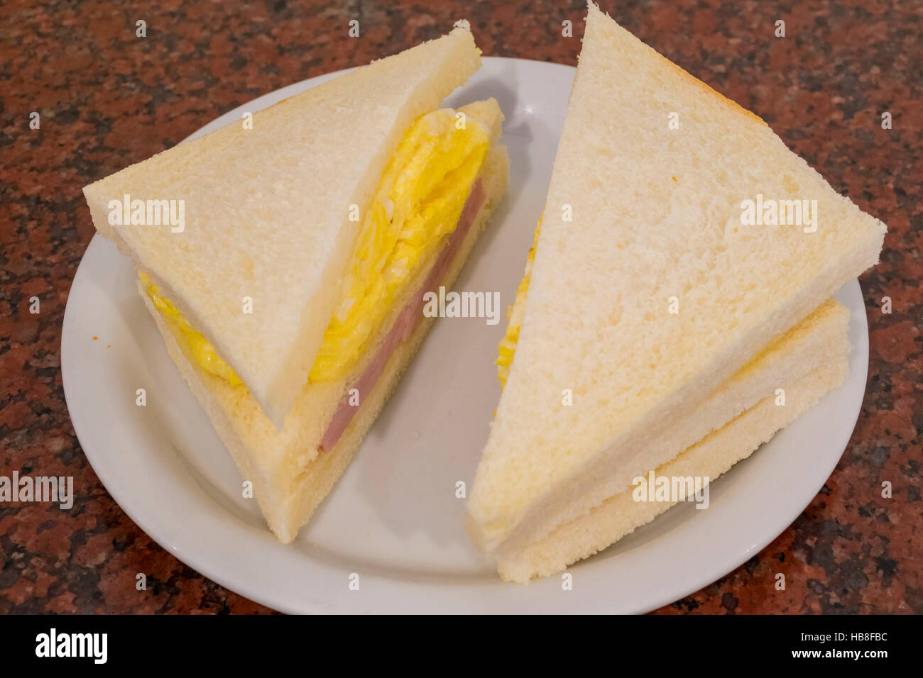 Schinken und Ei-Sandwich ist eines der beliebtesten und bekanntesten Snacks in Macau. Stockfoto