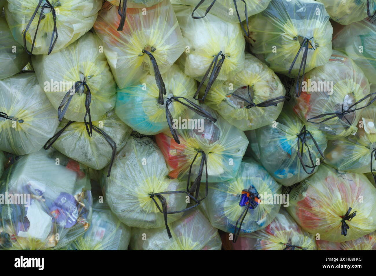 Gestapelte Gelbe Säcke mit Kunststoff Abfall, Mülltrennung