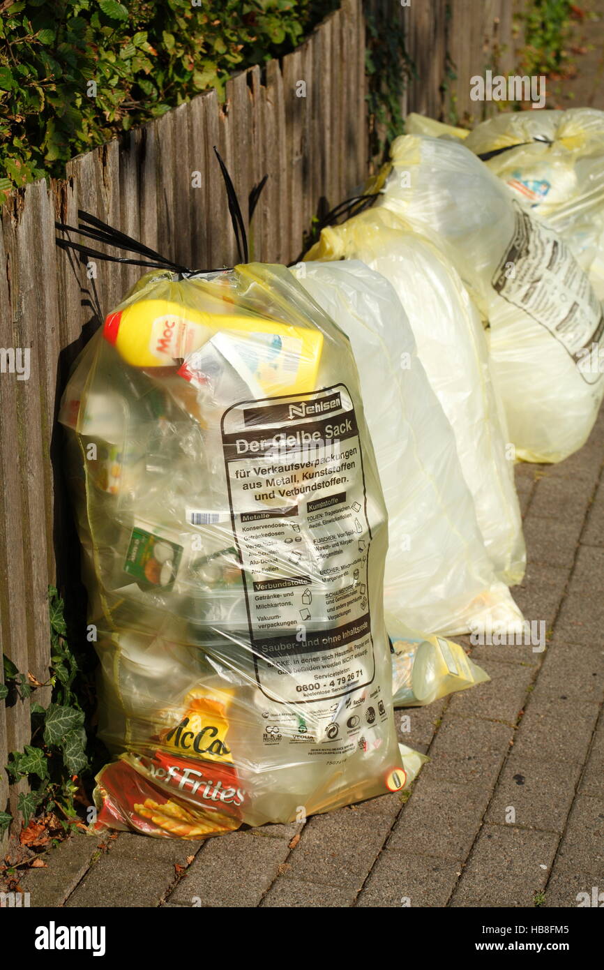 Gelbe Säcke mit Kunststoff verschwenden, Gartenzaun hängen, Mülltrennung,  Niedersachsen, Deutschland Stockfotografie - Alamy