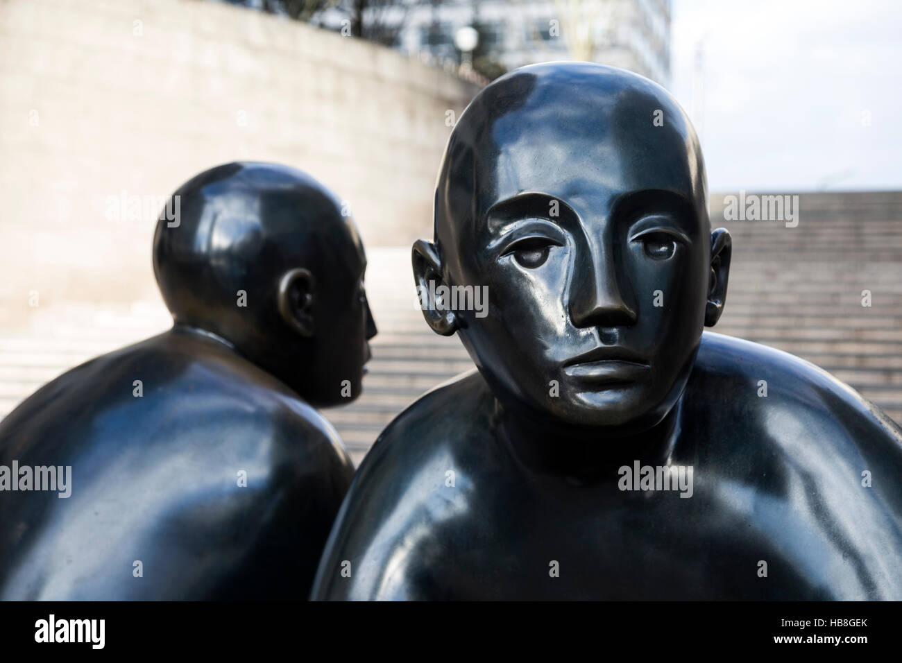 Zwei Männer auf einer Bank von Giles Penny, Bronzeskulptur in Canary Wharf, London, UK Stockfoto