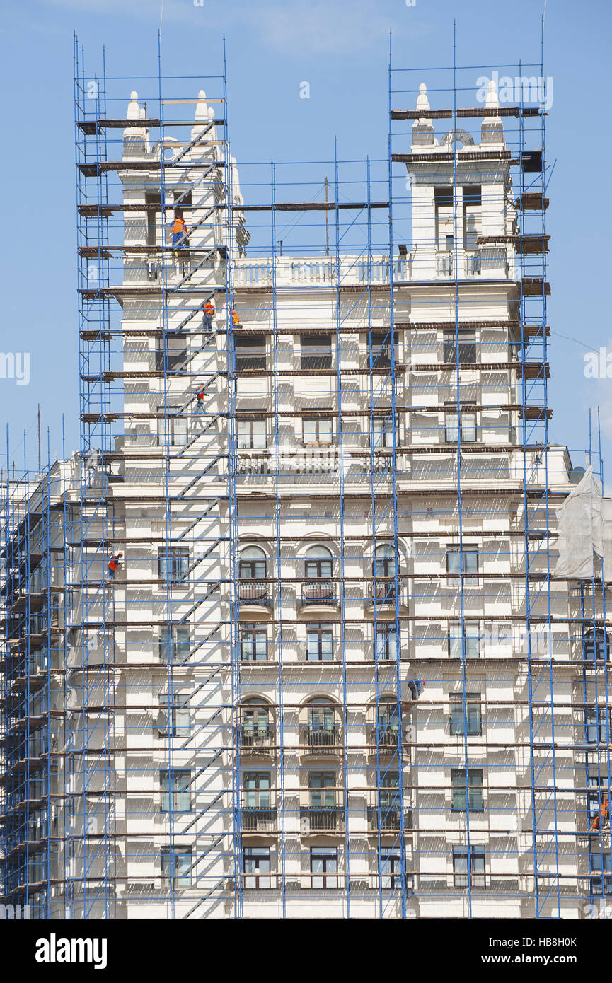 Fassade eines hohen Gebäudes im Gerüstbau. Stockfoto