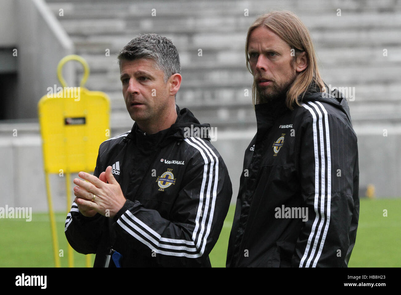 26. Mai 2016 - Trainer Nordirland Trainer Stephen Robinson (links) und Assistent Austin MacPhee (rechts) bei der Trainingseinheit vor der internationalen freundlich mit Belarus. Stockfoto