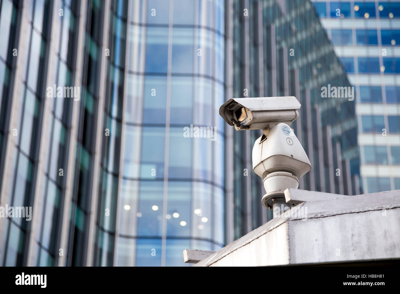 Ein CCTV-Überwachungskamera mit modernen Wolkenkratzern im Hintergrund Stockfoto