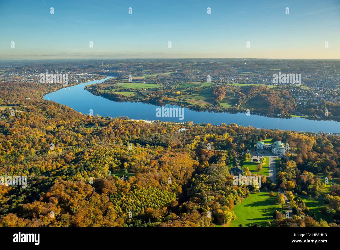 Luftaufnahme, herbstliche Blätter am Baldeneysee, Villa Hügel, Villa Hügel, ehemaliger Krupp Residenz, Essen, Ruhrgebiet, Stockfoto