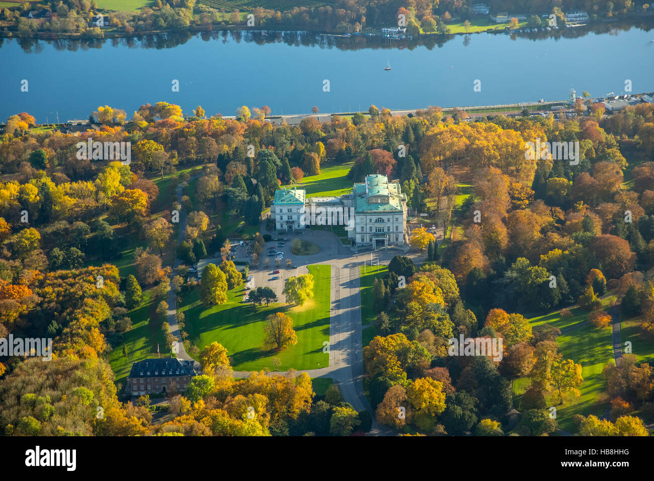 Luftaufnahme, herbstliche Blätter am Baldeneysee, Villa Hügel, Villa Hügel, ehemaliger Krupp Residenz, Essen, Ruhrgebiet, Stockfoto