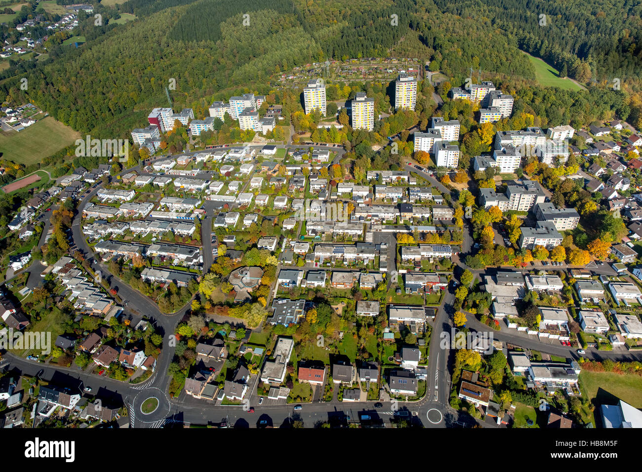 Luftbild, Wolkenkratzer, Fritz-Erler-Siedlung, Kreuztal, Sauerland, Siegen-Wittgenstein, Nordrhein-Westfalen, Deutschland DE Stockfoto