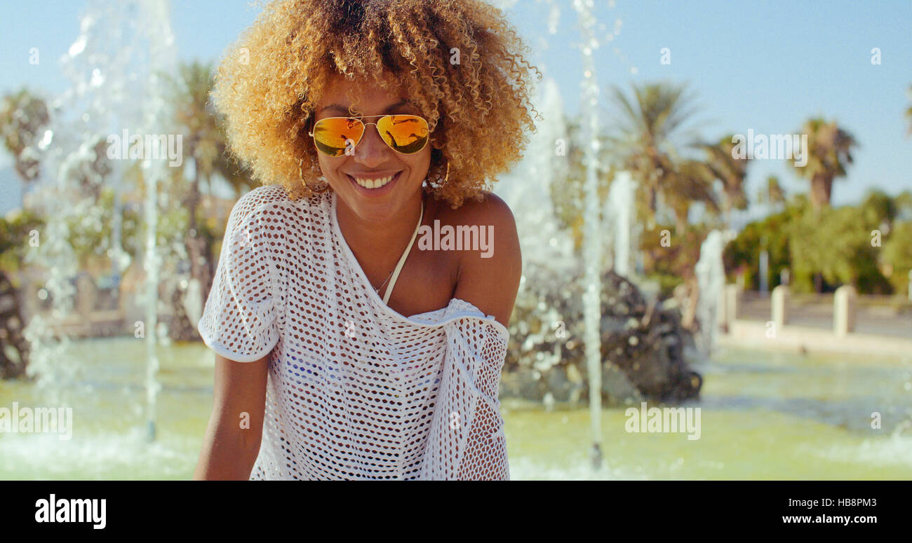 Glücklich lächelnde Mädchen mit Afro-Frisur Stockfoto