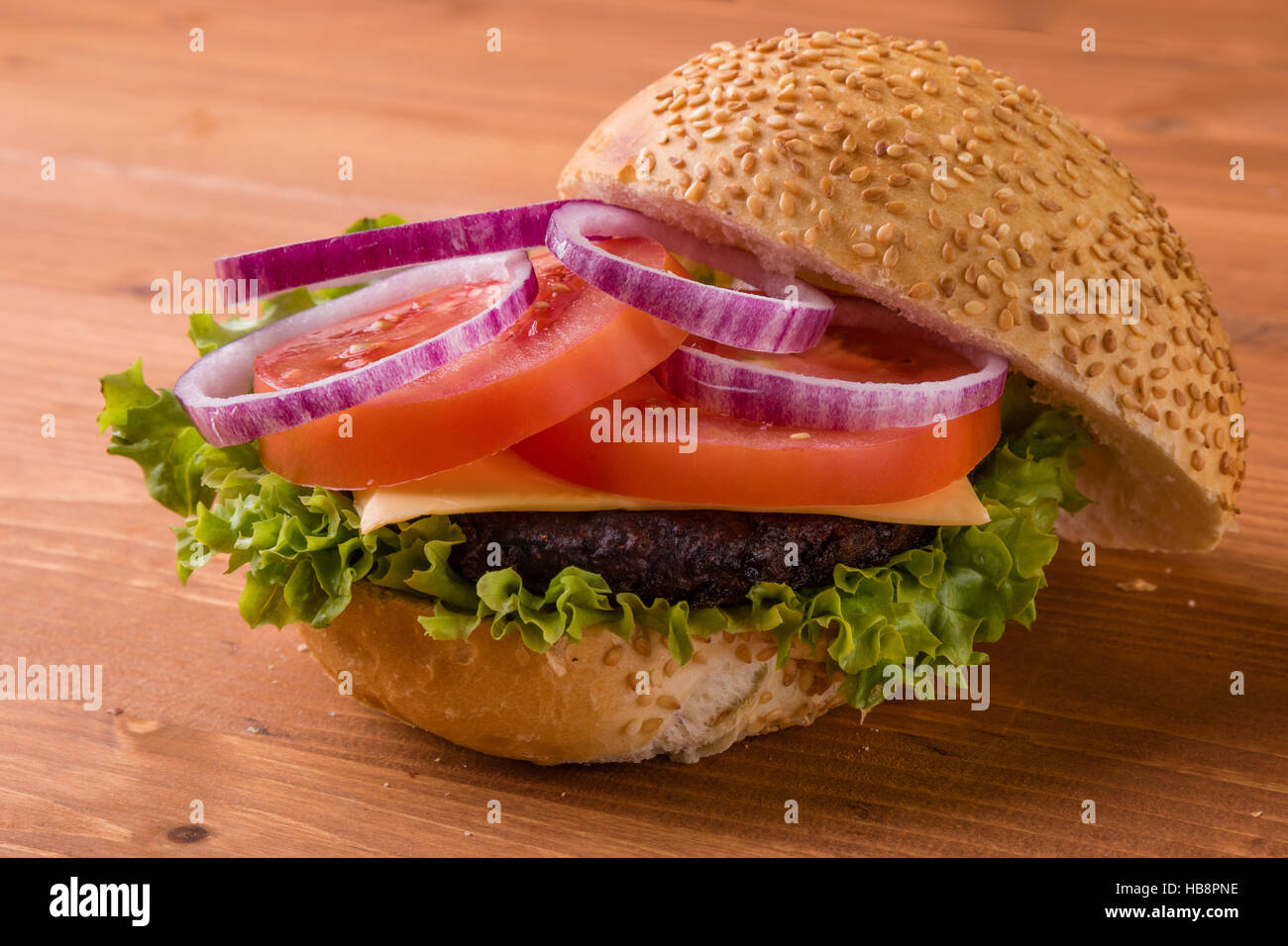 hausgemachte Hamburger auf Holztisch Stockfoto