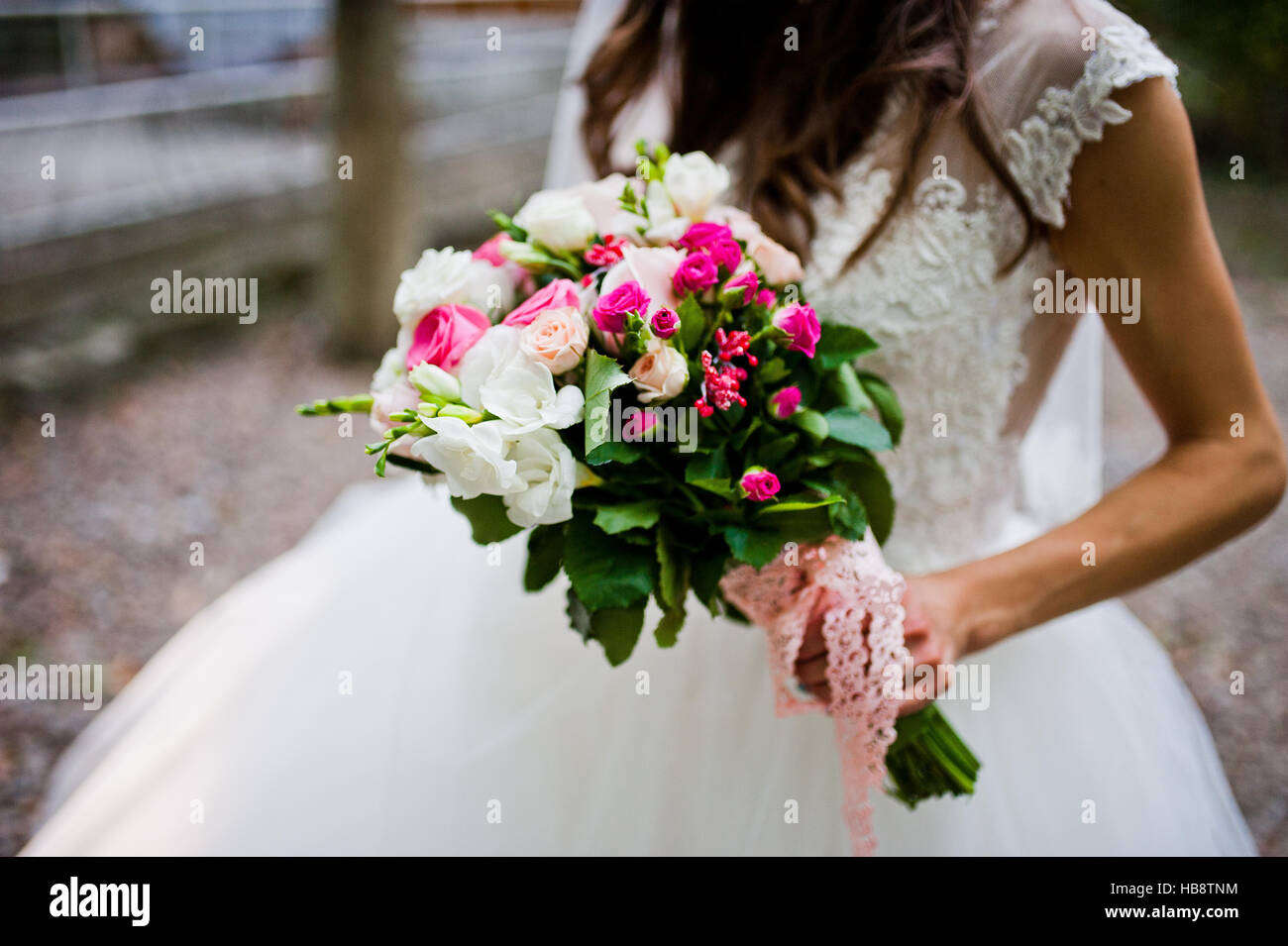 Schöne Hochzeit Bouquet an Hand der Braut Stockfoto