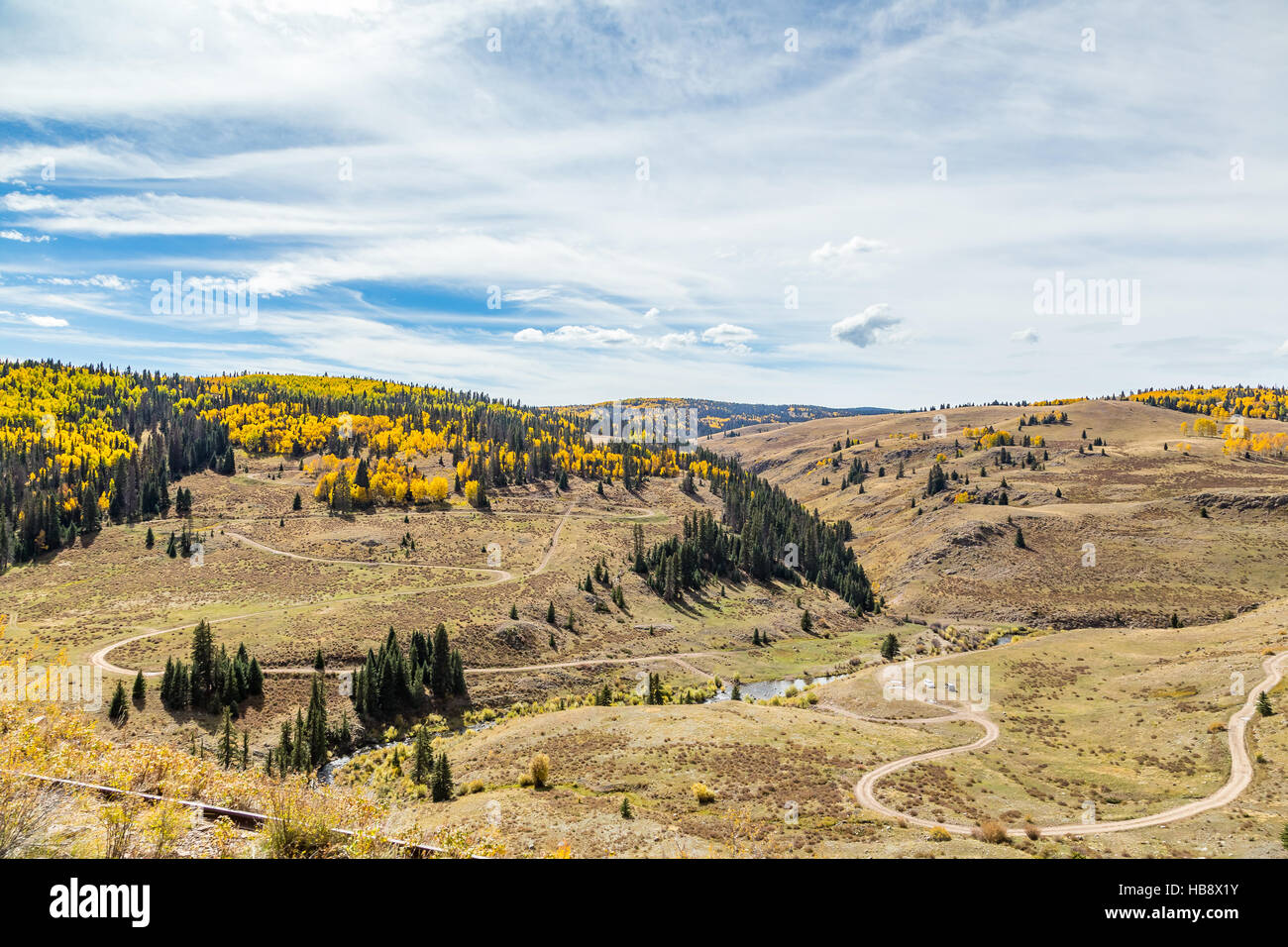 Berglandschaft mit Bächen, Tälern und bunten Bäumen entlang einer Bahnstrecke von Chama, New Mexico nach Antonito, Colorado Stockfoto